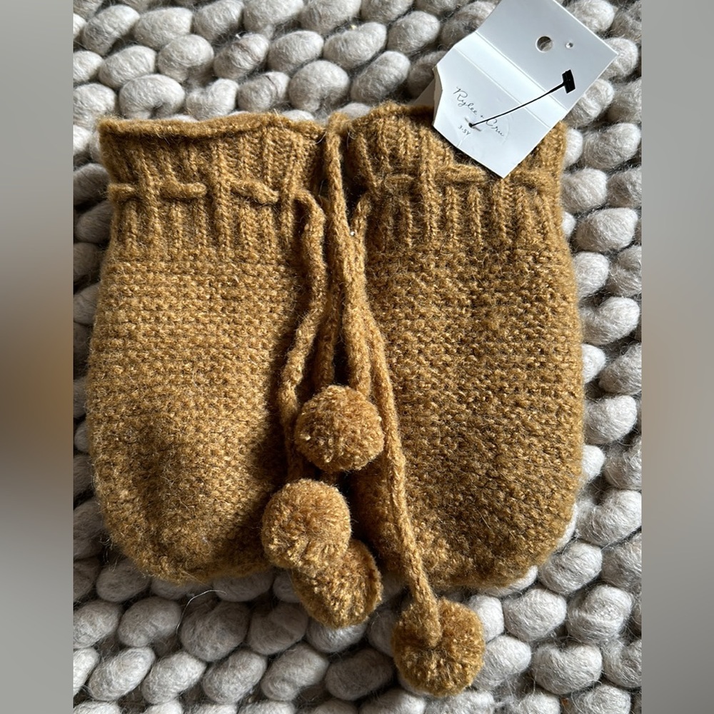 BNWT Rylee + Cru Mittens